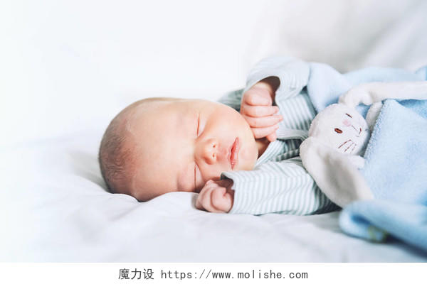 刚出生的婴儿睡觉第一天的生活